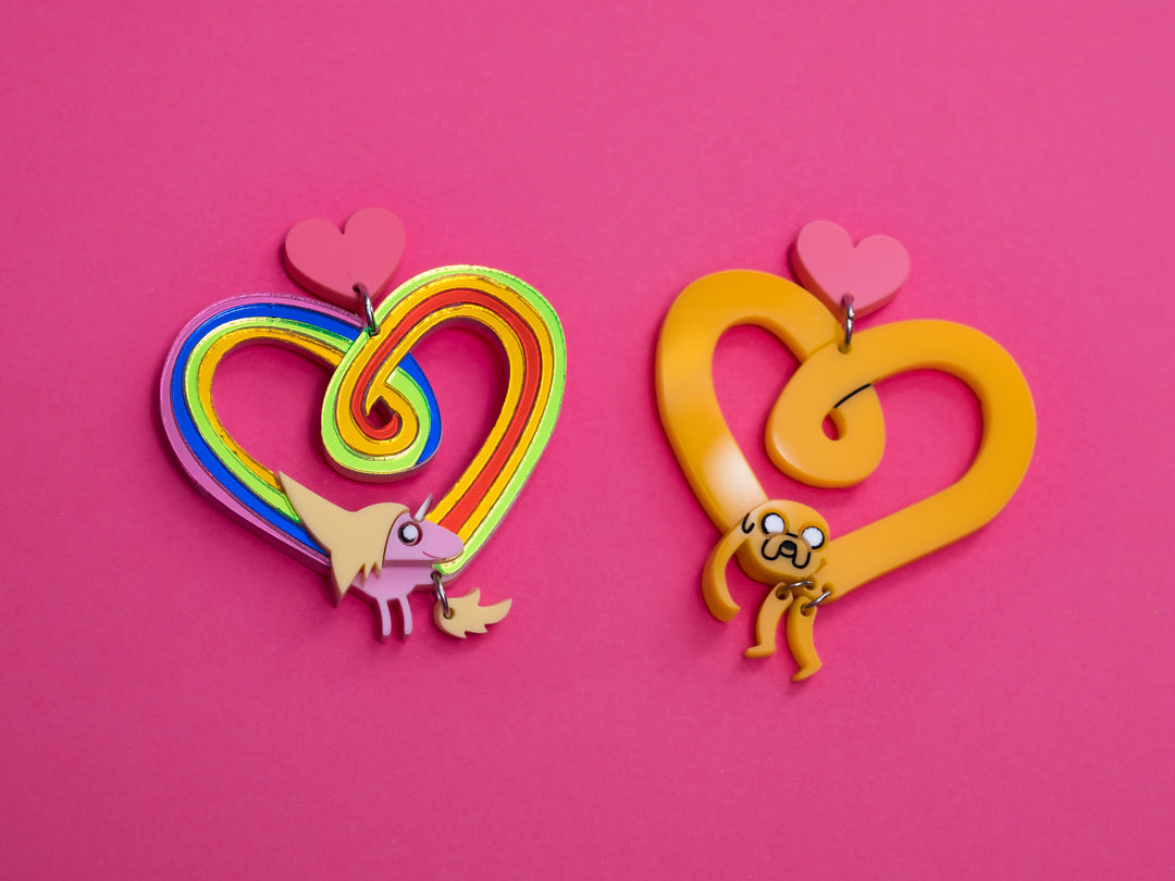 Pendientes de metacrilato inspirados en Nuestra serie favorita Hora de Aventuras, este corazón de Jake esta lleno de movilidad y color, y combinado con Lady arcoíris tenemos el toque perfecto.