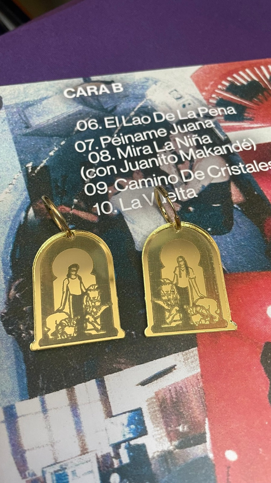 Pendientes de metacrilato inspirados en el disco de la plazuela, look roquero y urbano para lucir a diario, hechos a mano