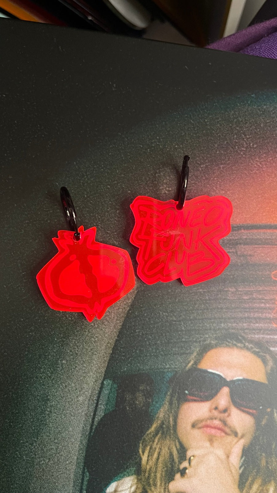 Pendientes de metacrilato inspirados en el disco de la plazuela, look roquero y urbano para lucir a diario, hechos a mano