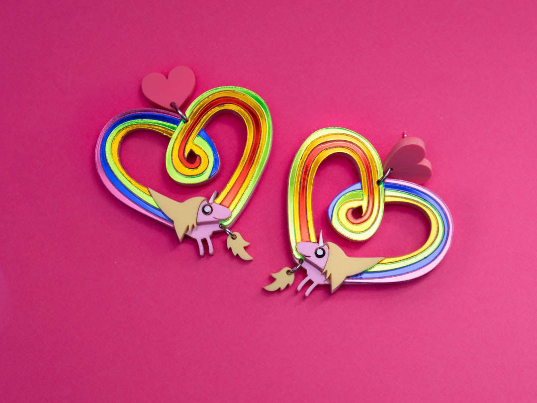 Pendientes de metacrilato inspirados en Nuestra serie favorita Hora de Aventuras, este corazón de Lady Arcoíris esta lleno de movilidad y color. Una Joya