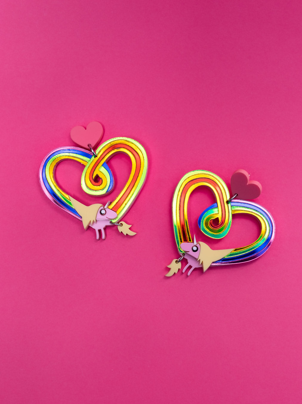 Pendientes de metacrilato inspirados en Nuestra serie favorita Hora de Aventuras, este corazón de Lady Arcoíris esta lleno de movilidad y color. Una joya.