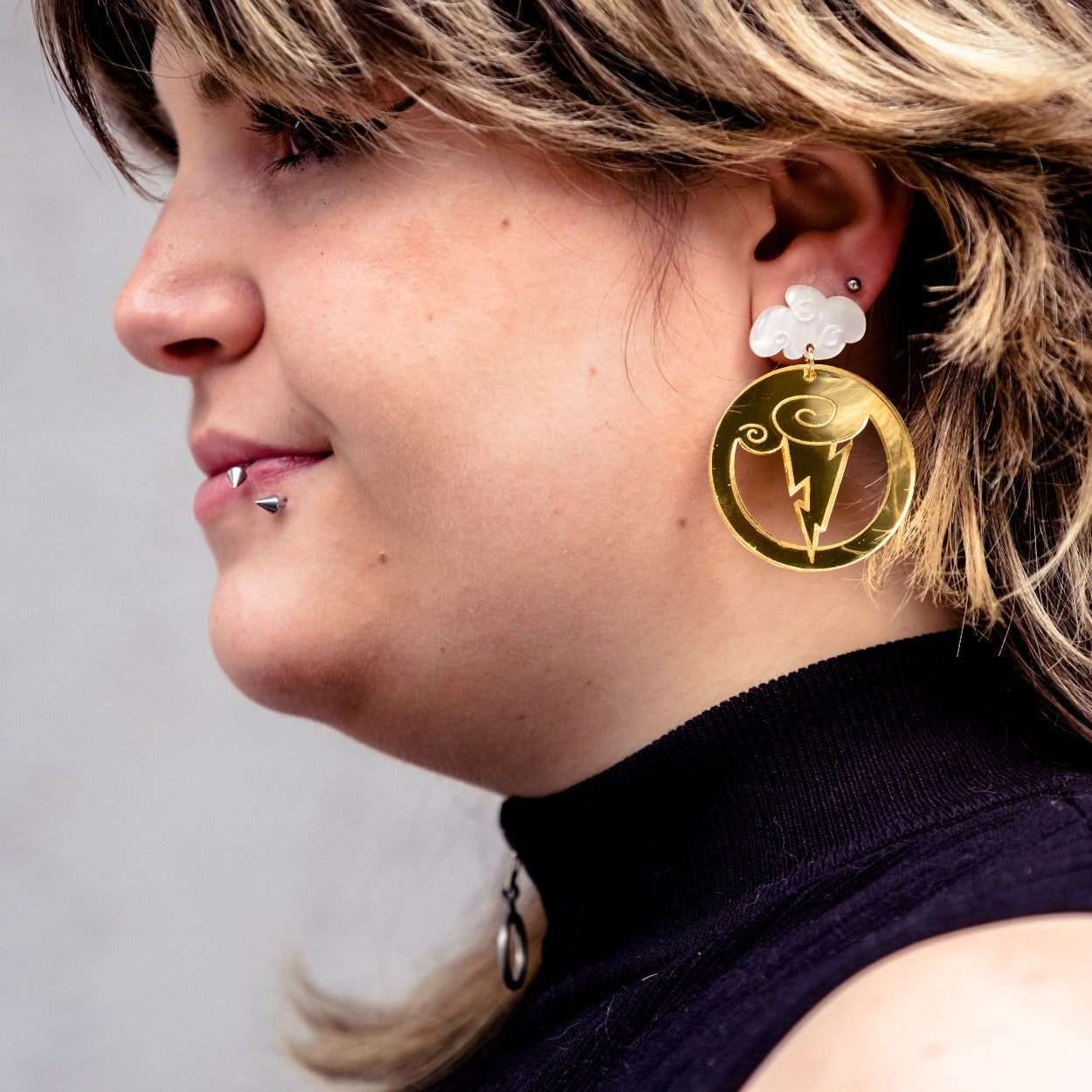 Pendientes de metacrilato inspirados en las películas Disney, esta joyita es ideal para realzar cualquier look, llena de color y super elegante