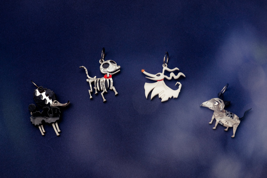 Pendientes de metacrilato inspirados en los perros de las películas de Tim Burton, unos pendientes muy roqueros para el día a día.