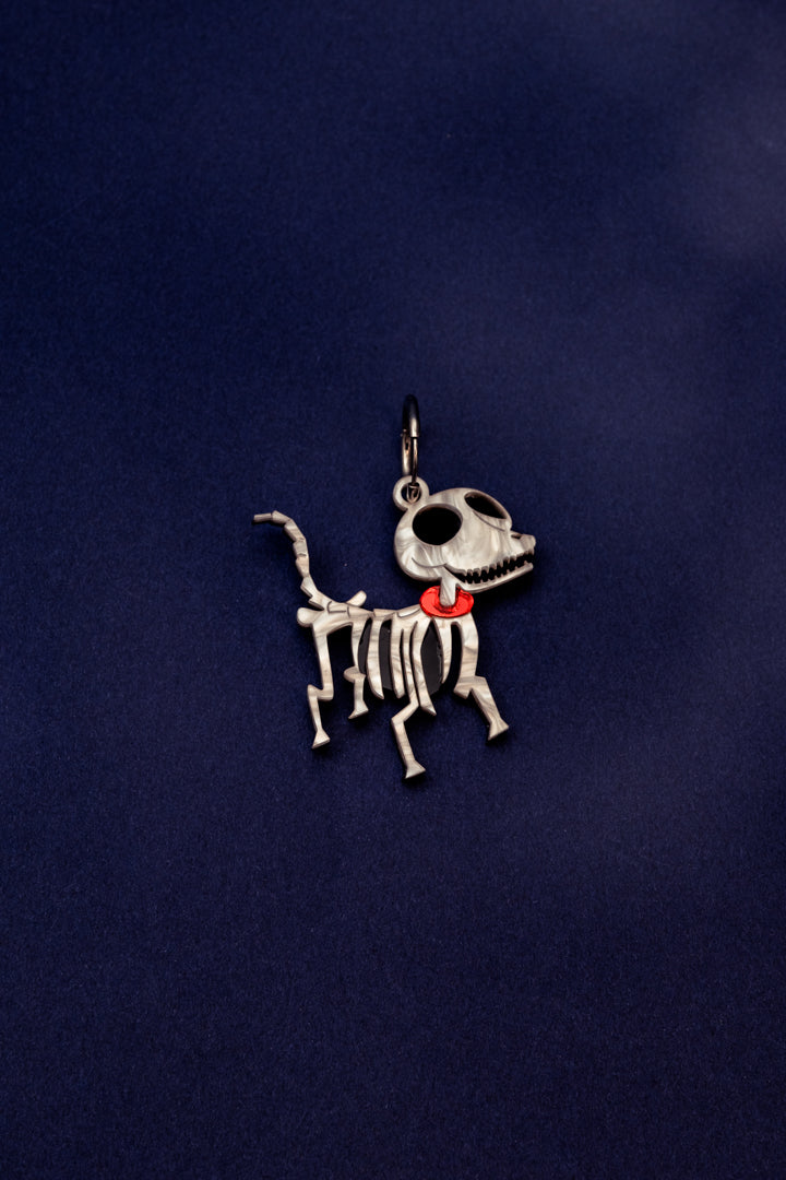 Pendientes de metacrilato inspirados en los perros de las películas de Tim Burton, unos pendientes muy roqueros para el día a día.