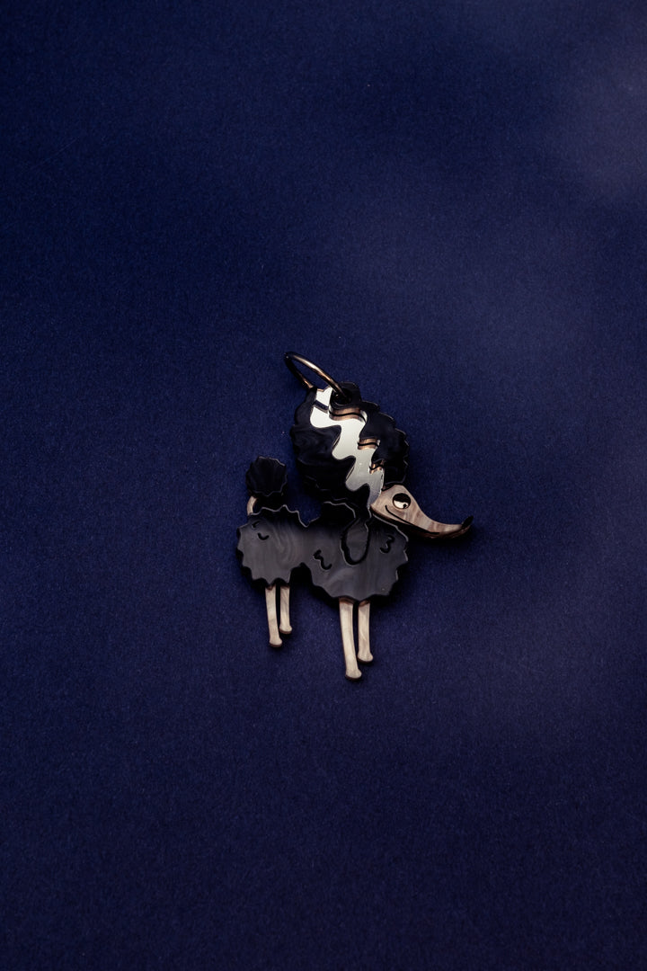 Pendientes de metacrilato inspirados en los perros de las películas de Tim Burton, unos pendientes muy roqueros para el día a día.