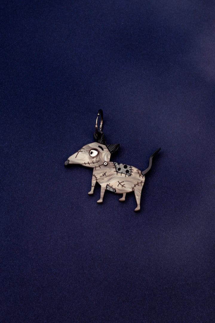 Pendientes de metacrilato inspirados en los perros de las películas de Tim Burton, unos pendientes muy roqueros para el día a día.