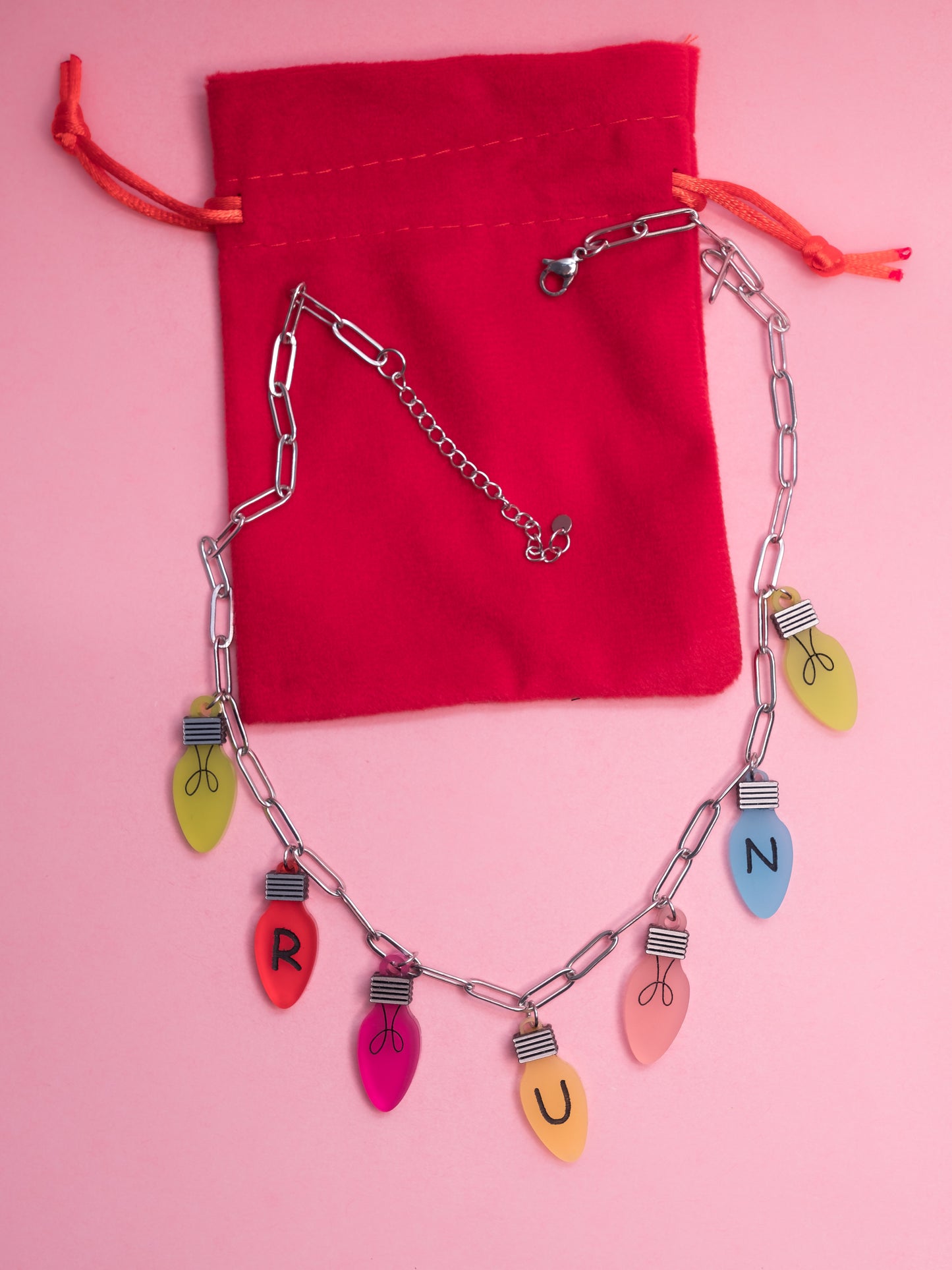 Collar de acero inoxidable y con adornos en forma de bombilla de metacrilato inspirados en stranger things, en colores diferentes y efecto frost para darle ese toque de luz. Con plancha metálica para darle el efecto a la rosca de la bombilla