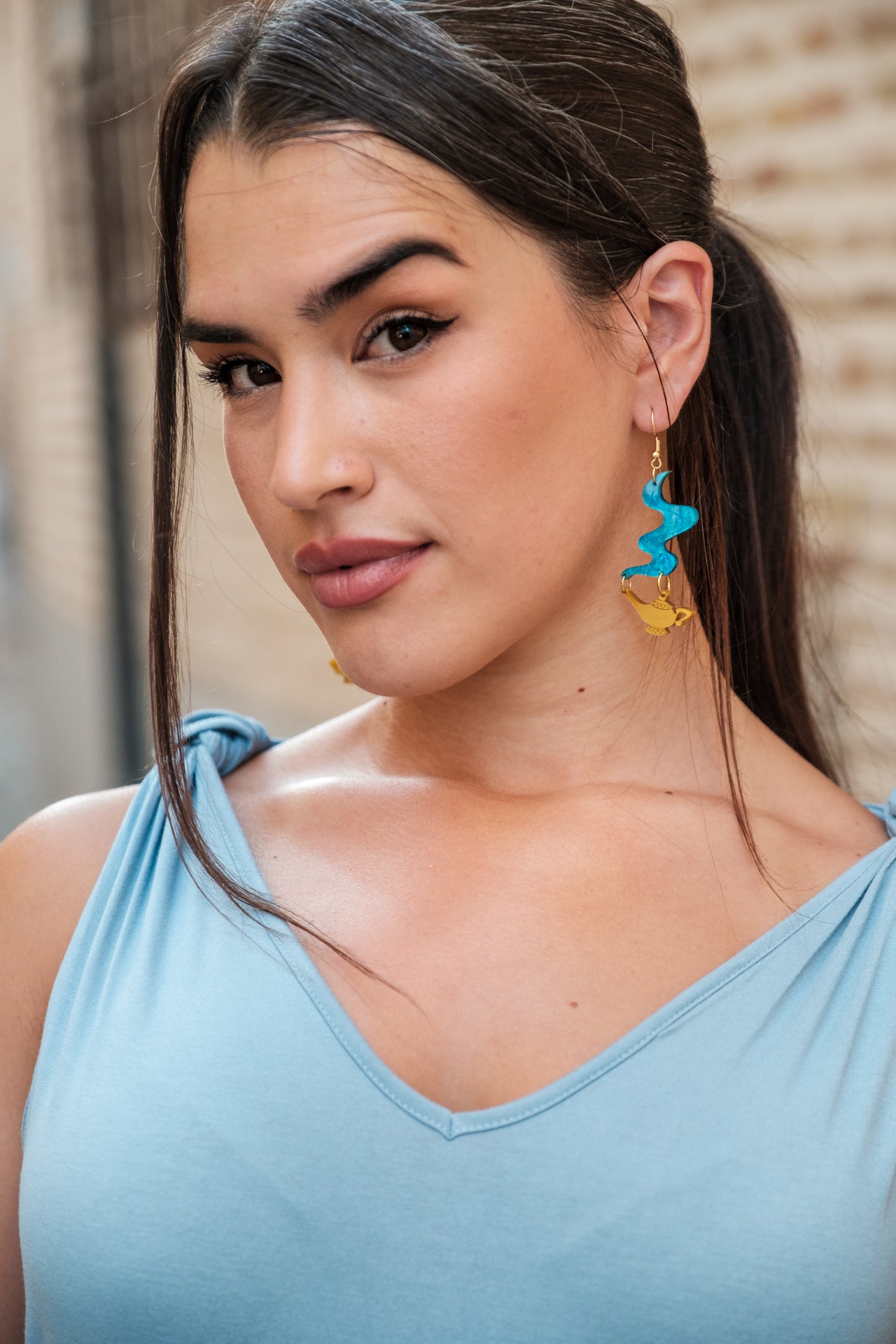 Pendientes de metacrilato inspirados en aladdin, en azul marmolado para la parte del Genio y dorado metálico para la lampara