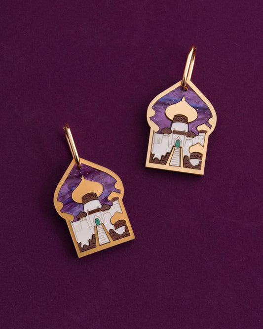Pendientes de metacrilato inspirados en Aladin, recreación del paisaje de agrabah con piezas en dorado metalizado, marrón piedra y marmolado con purpurina morado para el cielo
