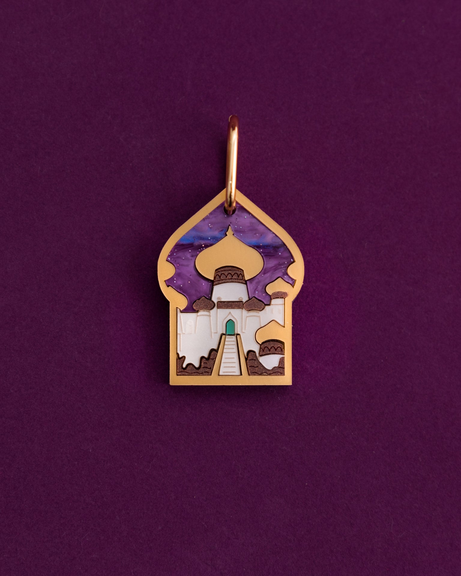 Pendientes de metacrilato inspirados en Aladin, recreación del paisaje de agrabah con piezas en dorado metalizado, marrón piedra y marmolado con purpurina morado para el cielo