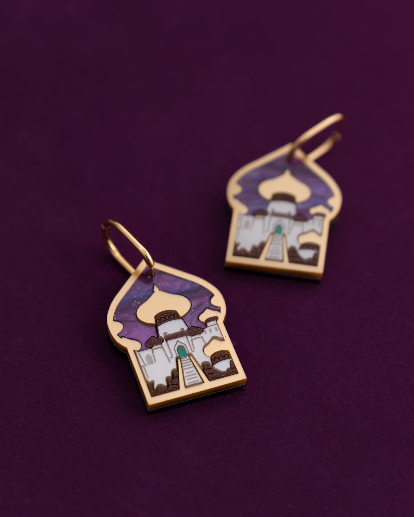 Pendientes de metacrilato inspirados en Aladin, recreación del paisaje de agrabah con piezas en dorado metalizado, marrón piedra y marmolado con purpurina morado para el cielo