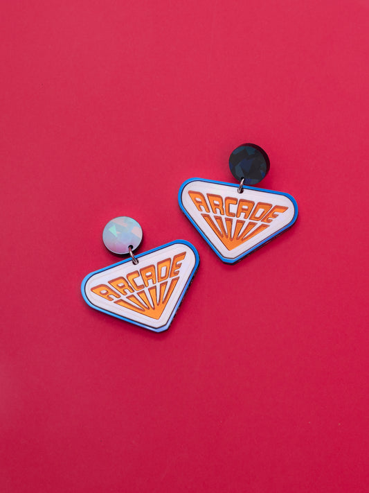 Pendientes de botón inspirados en las recreativas de Stranger Things, hechos con metacrilato de efecto prisma y espejo naranja.
