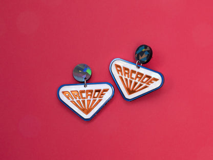 Pendientes de botón inspirados en las recreativas de Stranger Things, hechos con metacrilato de efecto prisma y espejo naranja.