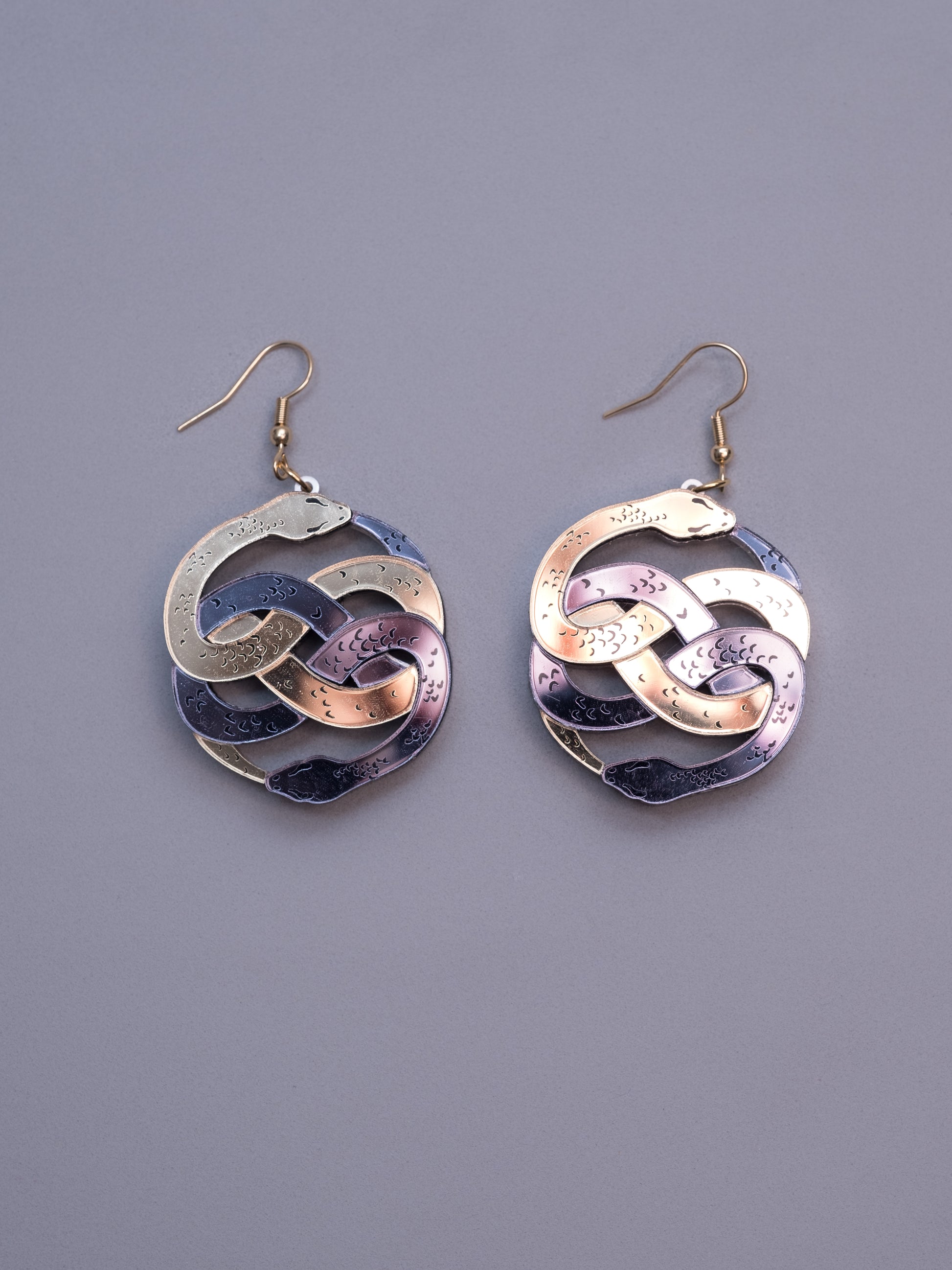 Pendientes de metacrilato tipo gancho en dorado, inspirados en la historia interminable. Hecho a mano con metacrilatos espejo dorado y antracita. 