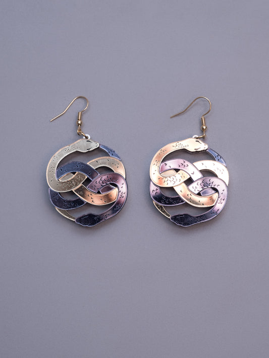 Pendientes de metacrilato tipo gancho en dorado, inspirados en la historia interminable. Hecho a mano con metacrilatos espejo dorado y antracita. 