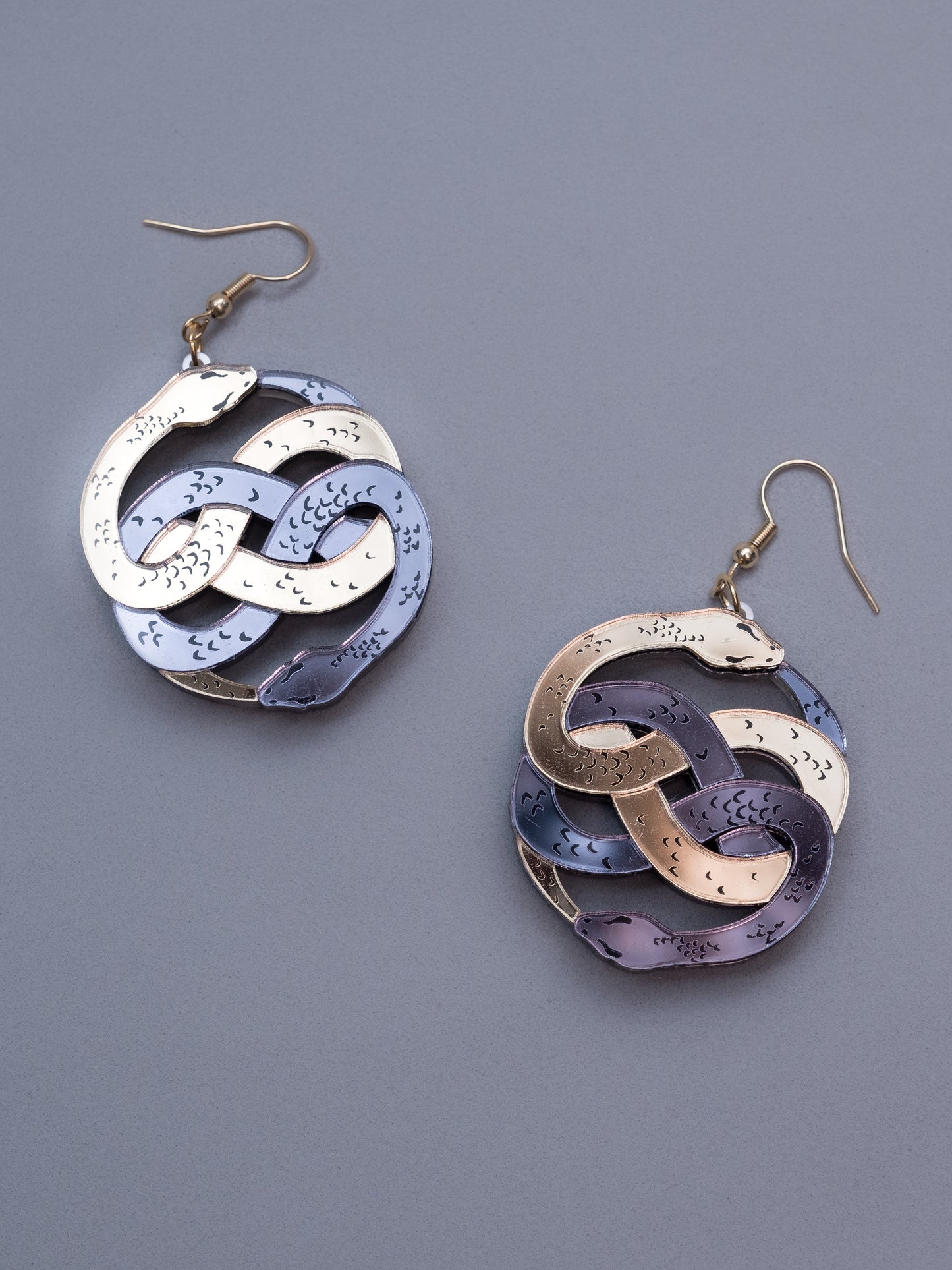 Pendientes de metacrilato tipo gancho en dorado, inspirados en la historia interminable. Hecho a mano con metacrilatos espejo dorado y antracita. 