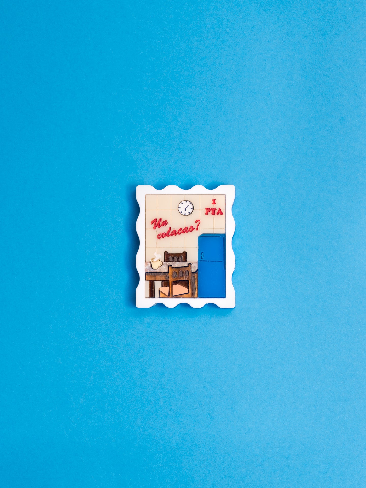 Broche de The90sisters x ColaCao, hecho a mano con metacrilato, representa una escena de cocina con una taza de ColaCao, en honor a las abuelas. Producto oficial