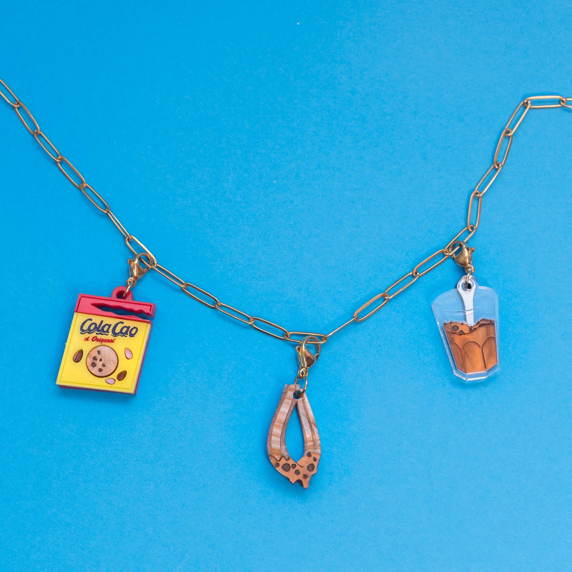 Cadena de eslabones para colgar tus charms favoritos, en este caso lleva colgados 3 charms del pack desayuno de ColaCao