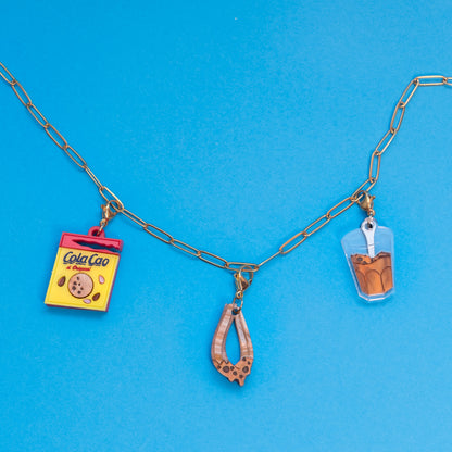 Cadena de eslabones para colgar tus charms favoritos, en este caso lleva colgados 3 charms del pack desayuno de ColaCao
