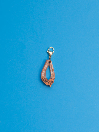 Charm de The90sisters x ColaCao, hechos en metacrilato, en este caso el churro mojado en ColaCao. Producto oficial