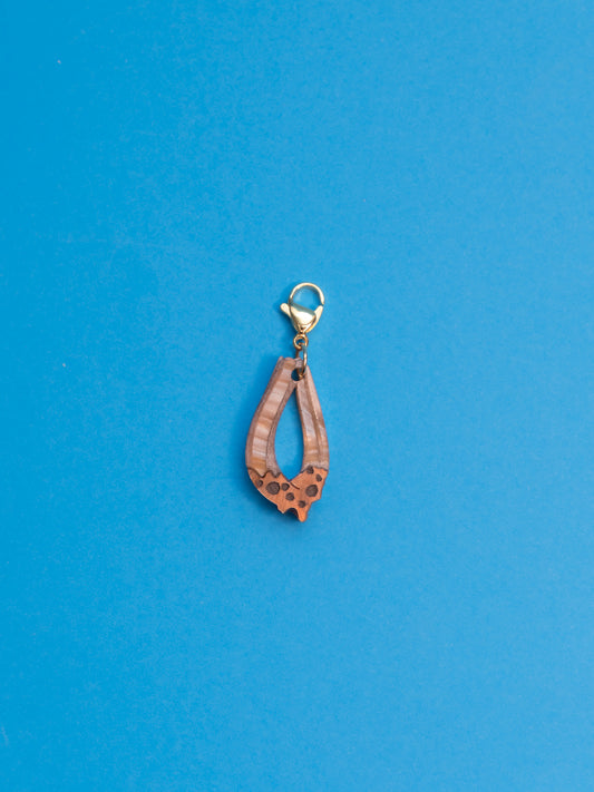 Charm de The90sisters x ColaCao, hechos en metacrilato, en este caso el churro mojado en ColaCao. Producto oficial