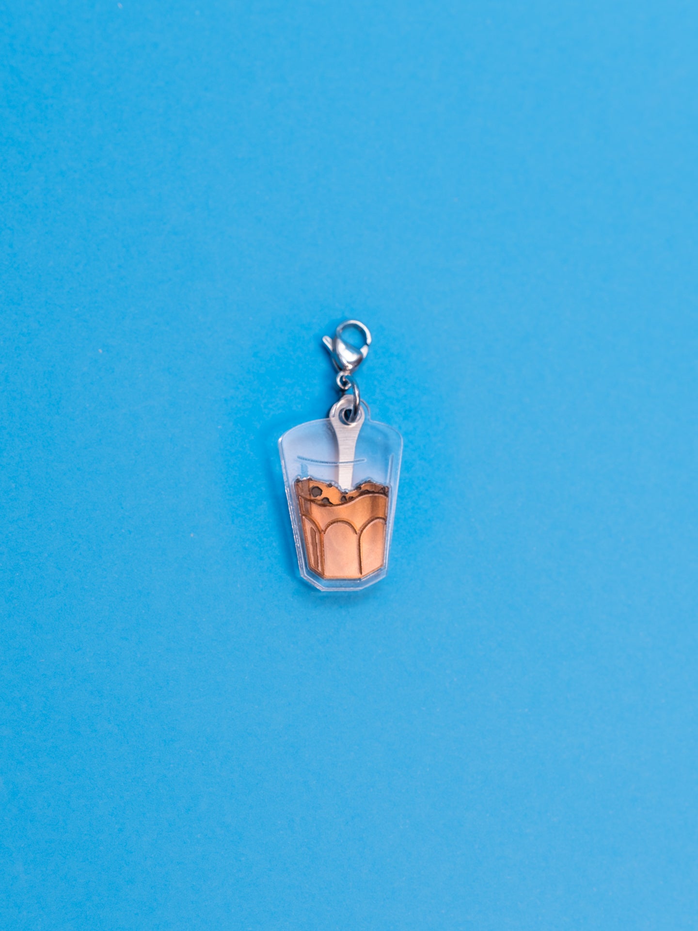 Charm de The90sisters x ColaCao, hechos en metacrilato, en este caso el vaso con grumitos. Producto oficial