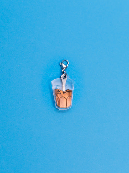 Charm de The90sisters x ColaCao, hechos en metacrilato, en este caso el vaso con grumitos. Producto oficial