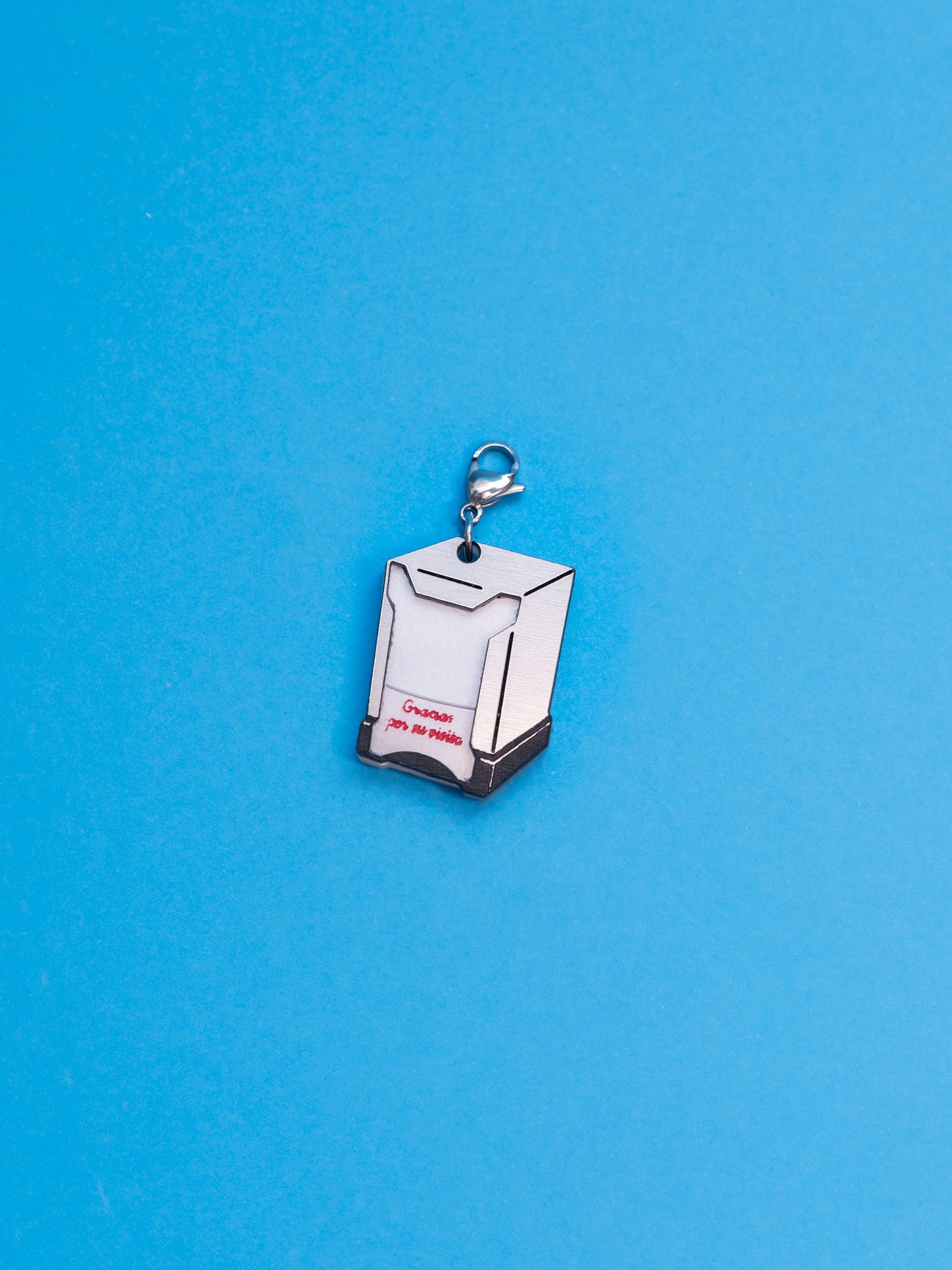 Charms de The90sisters x ColaCao, hechos en metacrilato, en este caso el Servilletero de toda la vida. Producto oficial