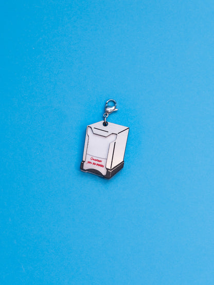 Charms de The90sisters x ColaCao, hechos en metacrilato, en este caso el Servilletero de toda la vida. Producto oficial