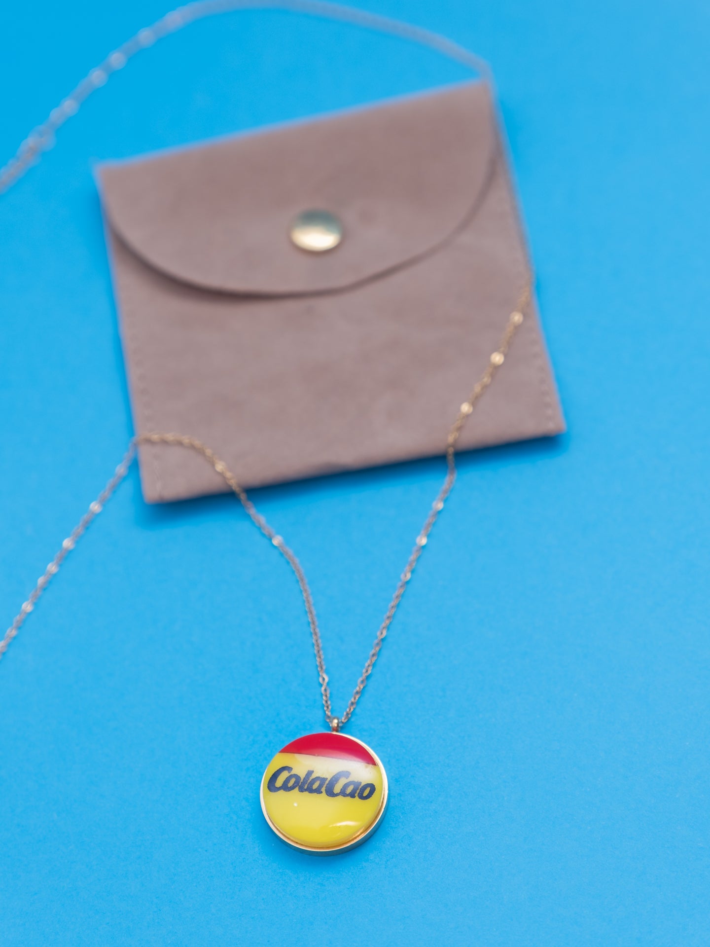 Collar de The90sisters x ColaCao, hecho en metacrilato y resina. Producto oficial