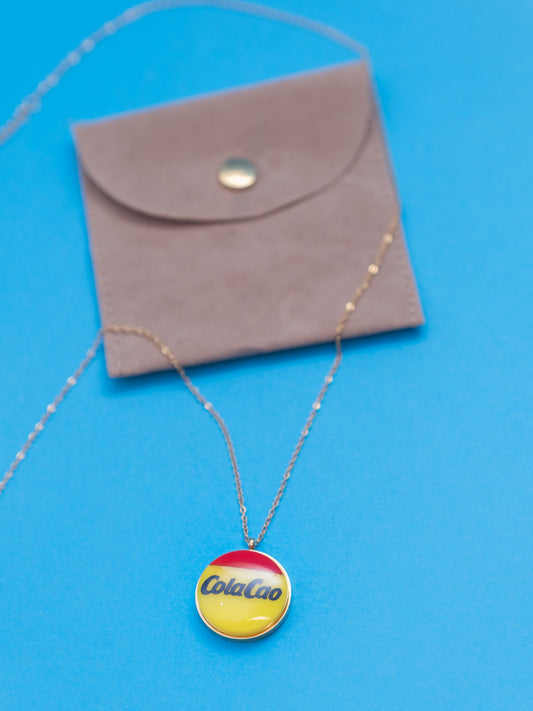 Collar de The90sisters x ColaCao, hecho en metacrilato y resina. Producto oficial