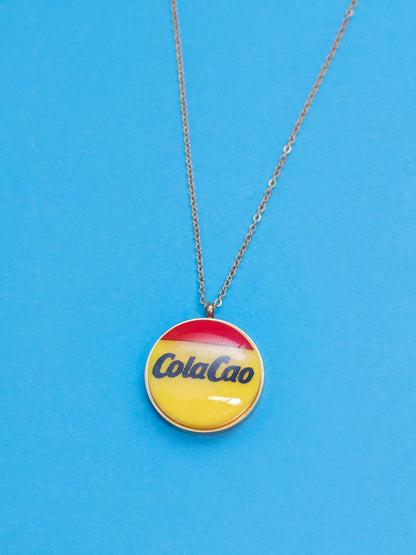 Collar de The90sisters x ColaCao, hecho en metacrilato y resina. Producto oficial