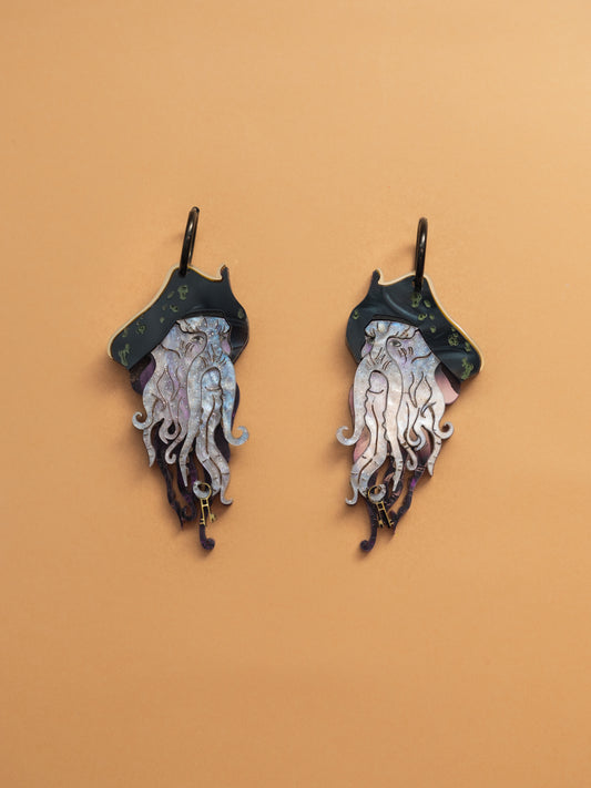 Pendientes de metacrilato inspirados las películas de piratas. Davy jones en metacrilato marmolado en diferentes tonos con aros de acero inoxidable negros