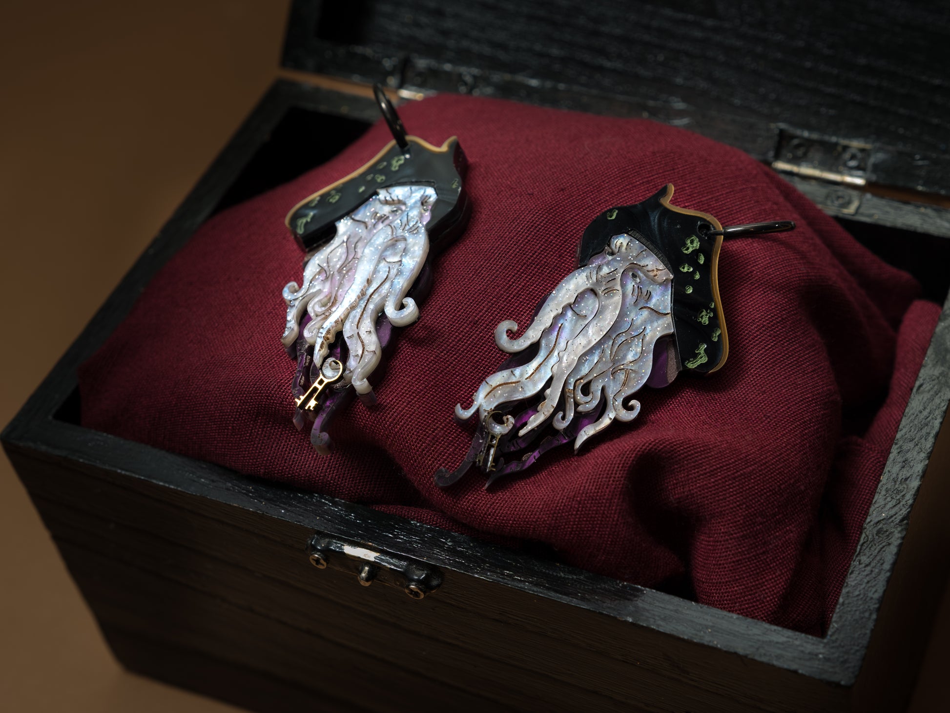 Pendientes de metacrilato inspirados las películas de piratas. Davy jones en metacrilato marmolado en diferentes tonos con aros de acero inoxidable negros