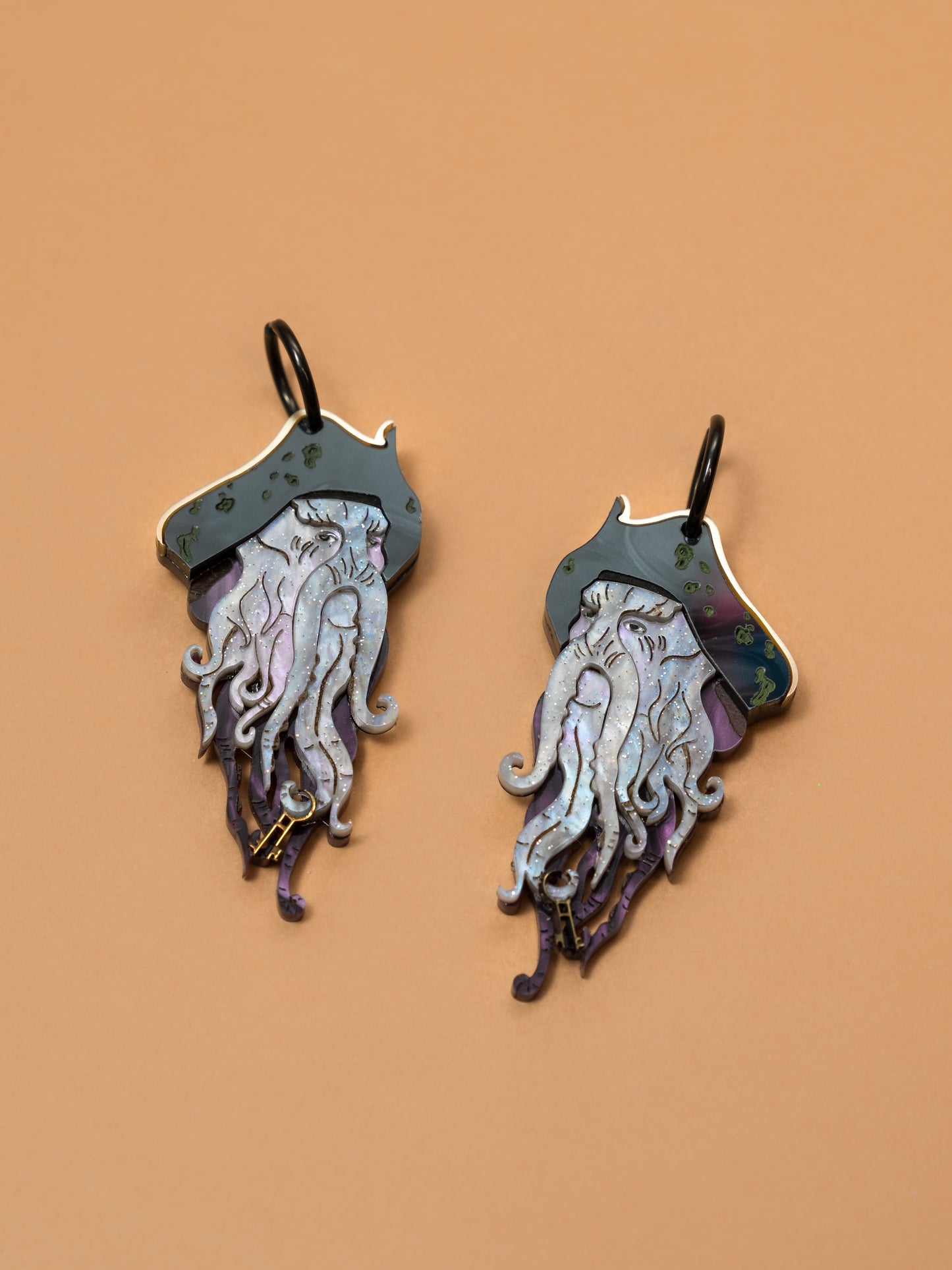 Pendientes de metacrilato inspirados las películas de piratas. Davy jones en metacrilato marmolado en diferentes tonos con aros de acero inoxidable negros