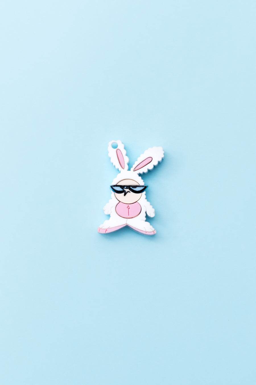 Charm de metacrilato de Dexter vestido de conejo de Pascua en tonos rosa y azul pastel.  Inspirados en la serie de nuestra infancia El laboratorio de Dexter