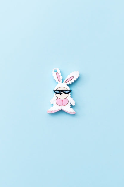 Charm de metacrilato de Dexter vestido de conejo de Pascua en tonos rosa y azul pastel.  Inspirados en la serie de nuestra infancia El laboratorio de Dexter