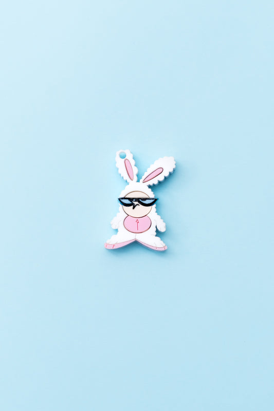 Charm de metacrilato de Dexter vestido de conejo de Pascua en tonos rosa y azul pastel.  Inspirados en la serie de nuestra infancia El laboratorio de Dexter