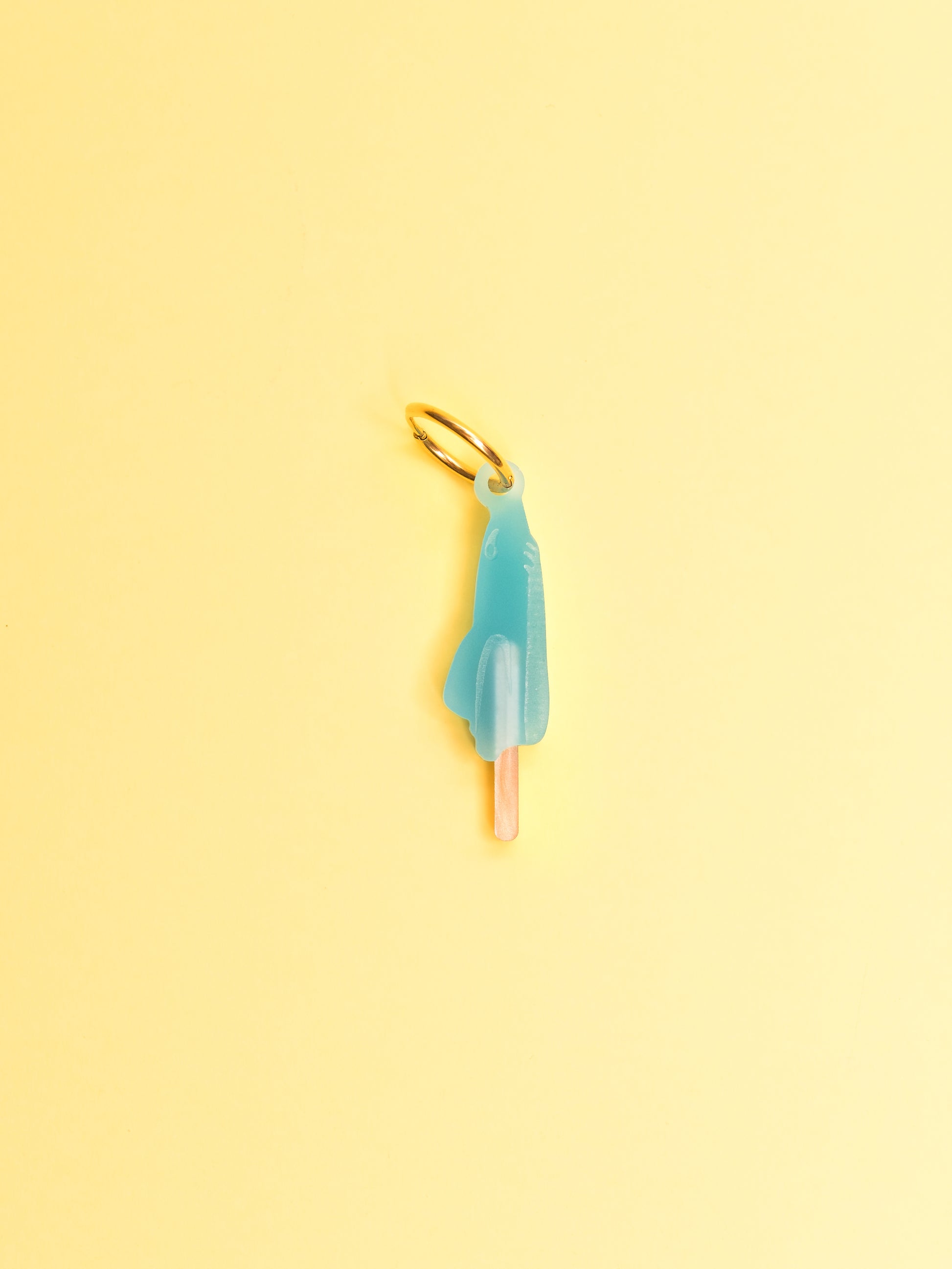 Pendientes de metacrilato inspirados en los helados que disfrutábamos de pequeños en verano. Coloridos y divertidos, ideales para lucir en cualquier ocasión 