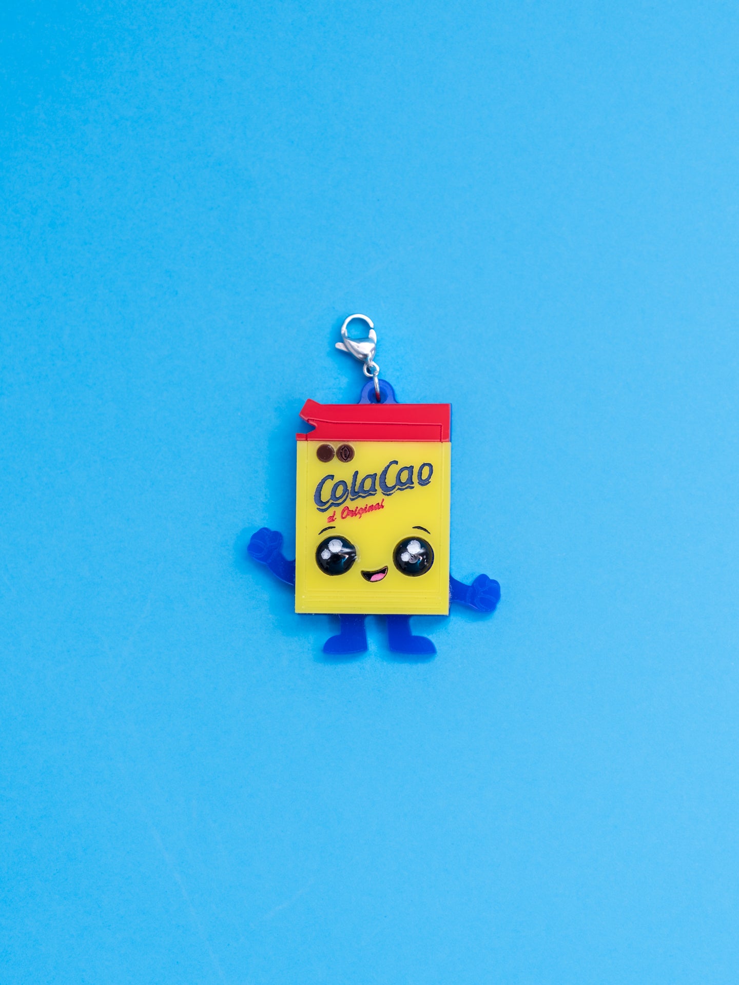 Charm de The90sisters x ColaCao, hechos en metacrilato. El charm de sobre de ColaCao en Funko. Producto oficial