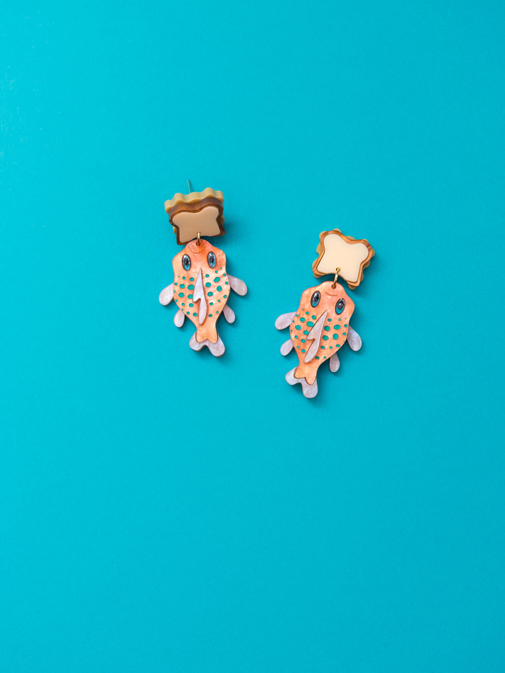 Pendientes de metacrilato naranja nacarado con purpurina y naranja claro dandole color al pez "Gordito" junto con metacrilato crema y marron para el sandwich inspirados en la pelicula de Lilo y Stitch.