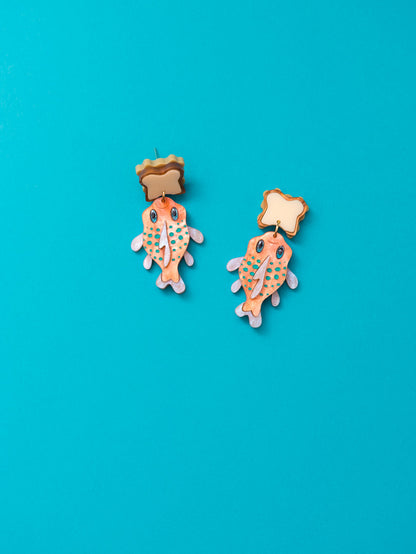 Pendientes de metacrilato naranja nacarado con purpurina y naranja claro dandole color al pez "Gordito" junto con metacrilato crema y marron para el sandwich inspirados en la pelicula de Lilo y Stitch.