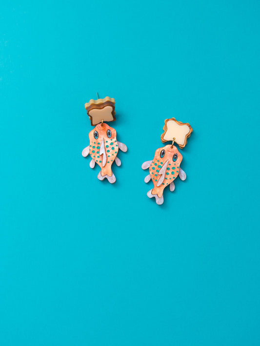 Pendientes de metacrilato naranja nacarado con purpurina y naranja claro dandole color al pez "Gordito" junto con metacrilato crema y marron para el sandwich inspirados en la pelicula de Lilo y Stitch.