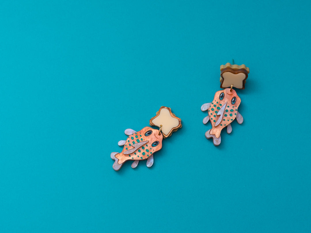 Pendientes de metacrilato naranja nacarado con purpurina y naranja claro dandole color al pez "Gordito" junto con metacrilato crema y marron para el sandwich inspirados en la pelicula de Lilo y Stitch.