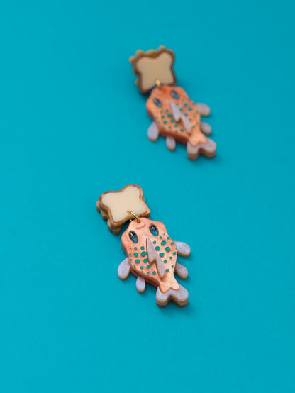 Pendientes de metacrilato naranja nacarado con purpurina y naranja claro dandole color al pez "Gordito" junto con metacrilato crema y marron para el sandwich inspirados en la pelicula de Lilo y Stitch.