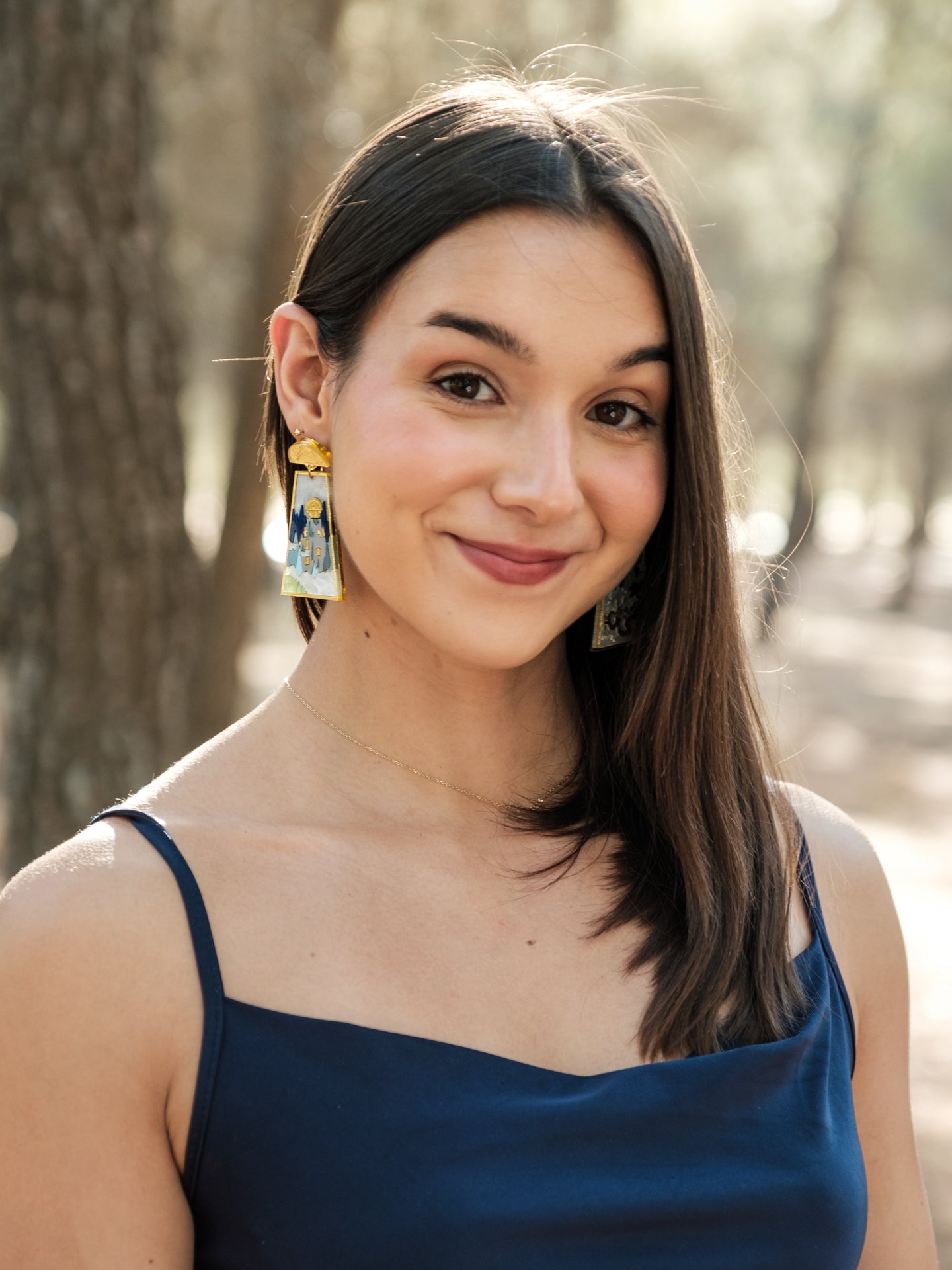 Pendientes edición especial de metacrilato, en tonos azules, blancos y dorados y con diferentes texturas para crear este modelo único. Foto de modelo luciendo el pendiente