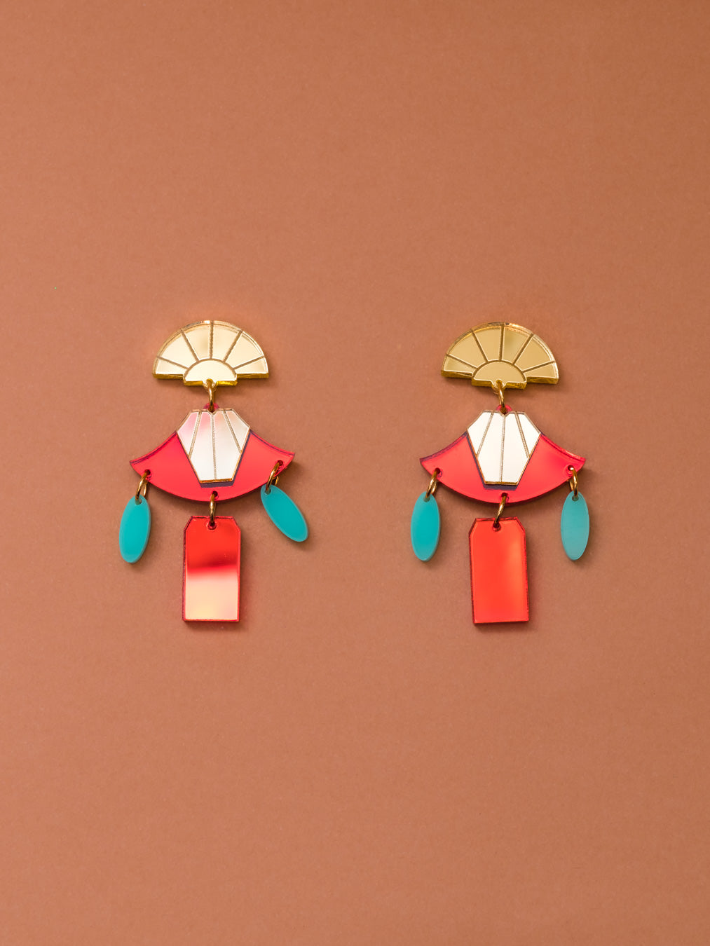 Pendientes de metacrilato rojo y dorado espejo junto con los detalles azul turquesa para hacer de estos pendientes una joya. Inspirados en la pelicula el emperador y sus locuras
