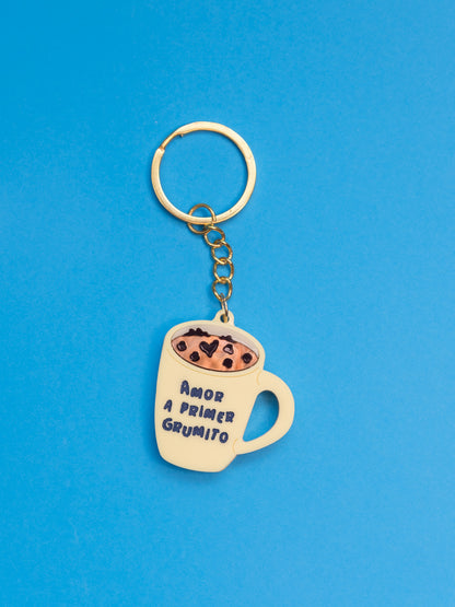 Llavero de The90sisters x ColaCao, hecho en metacrilato, representa una taza de colacao en amarillo y con la frase amor a primer grumito. Producto oficial