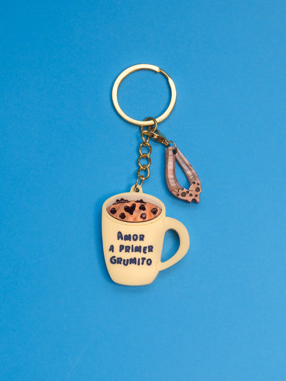 Llavero de The90sisters x ColaCao, hecho en metacrilato, representa una taza de colacao en amarillo y con la frase amor a primer grumito. Producto oficial