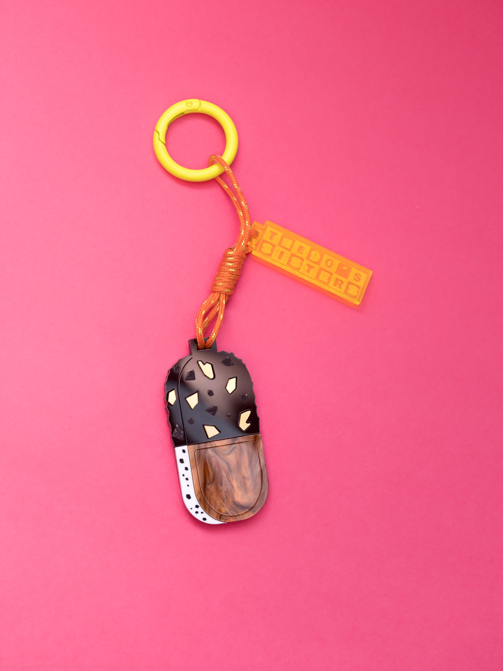 Maxi llavero de metacrilato para dar un toque de color y nostalgia a tus bolsos, inspirado en el clásico helado maxibon, cuerda en color naranja y mosquetón amarillo flúor
